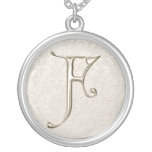 Collier argenté de monogramme - lettre F