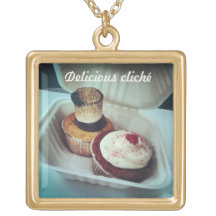Collier banal délicieux de petit gâteau