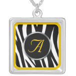 Collier chic de monogramme de jaune d'impression d