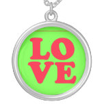 Collier d'AMOUR dans le lettrage rouge lumineux
