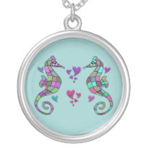 Collier de coeur d'arc-en-ciel d'hippocampe