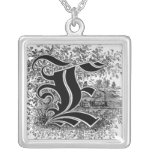 Collier de la lettre E de calligraphie