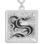 Collier de la lettre S de calligraphie