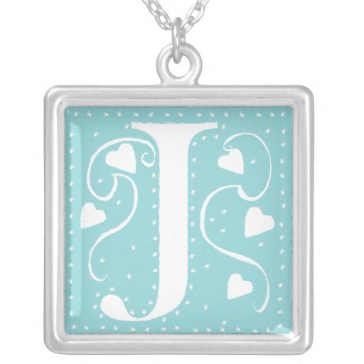 Collier de monogramme de coeurs - lettre J