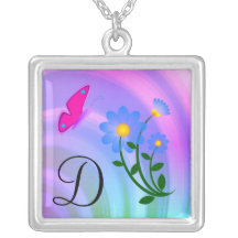 Collier de papillon de fleur du monogramme D