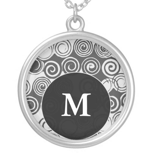 Collier de pendentif de la lettre M de monogramme