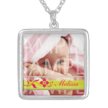 collier de photo de bébé avec le nom