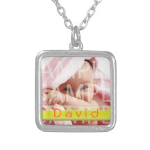 collier de photo de bébé avec le nom