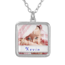 collier de photo de bébé avec le nom