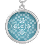 Collier décoré d'un monogramme de damassé bleue et