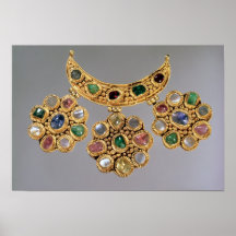Collier en croissant avec des pendentifs poster