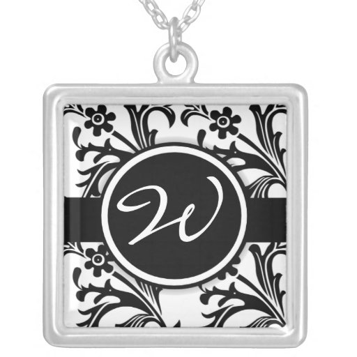 Collier initial décoré d'un monogramme de damassé 