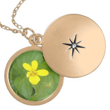 collier jaune de violette en bois