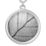 Collier noir et blanc de texture de feuille