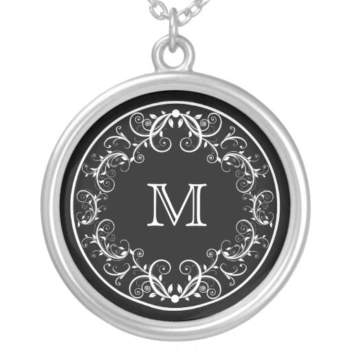 Collier nommé noir et blanc pendant de monogramme