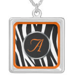 Collier orange de monogramme d'impression chic de 