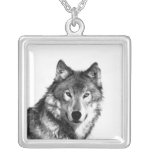 Collier pendant de loup noir et blanc