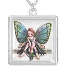 collier pendentif papillon enchaîné