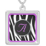Collier pourpre de monogramme d'impression chic de