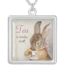 Collier sirotant de thé de petit lapin de Beatrix 