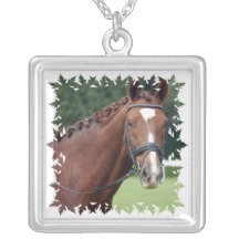 Collier tressé de concours hippique