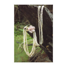 Collier vintage de perle accrochant près d'un bayo impressions sur toile