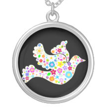 Colombe blanche renversante de collier de fleurs
