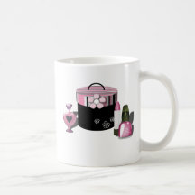 Composez la fille de cosmétiques tasse