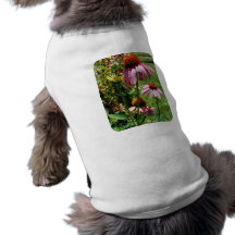Coneflowers dans le jardin tee-shirts pour animaux domestiques