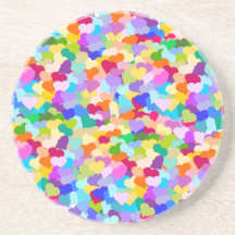 Confettis de coeur d'arc-en-ciel dessous de verres