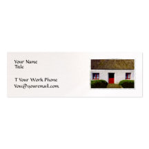 Cottage avec le toit de chaume carte de visite