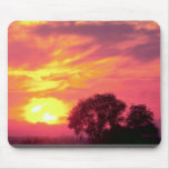 Coucher du soleil au-dessus des terres cultivables tapis de souris