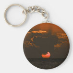 Coucher du soleil au-dessus d'océan avec les nuage porte-clé