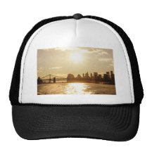 Coucher du soleil de paysage urbain au-dessus de l casquettes de camionneur
