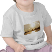 Coucher du soleil de paysage urbain au-dessus de l t-shirt