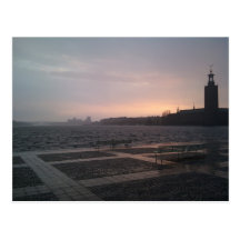 Coucher du soleil sous la pluie au-dessus de la vi cartes postales