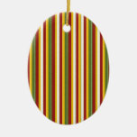 Couleurs de Noël accrochant l'ornement d'arbre