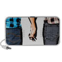 Couples d'amour de pays tenant des mains haut-parleur notebook