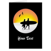 Couples de surf à la carte de voeux de coucher du 