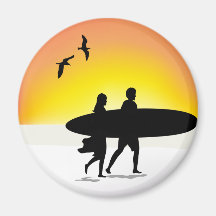 Couples de surf à l'aimant de coucher du soleil