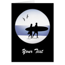 Couples de surf sur la carte de voeux de plage 2