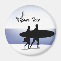 Couples de surf sur l'aimant de plage