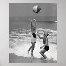 Couples jouant avec un Beachball Affiche