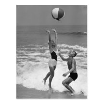 Couples jouant avec un Beachball Cartes Postales