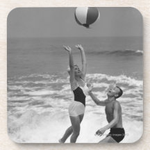 Couples jouant avec un Beachball Dessous-de-verre