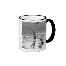 Couples jouant avec un Beachball Mugs