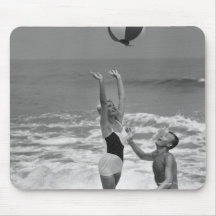 Couples jouant avec un Beachball Tapis De Souris