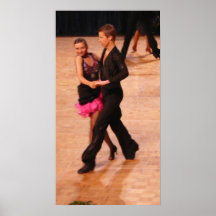 Couples latins de danse de salle de bal (noir et r poster