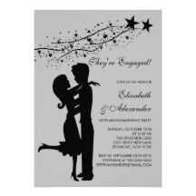 Couples modernes doux dans des invitations de fian