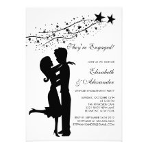Couples modernes doux dans des invitations de fian
